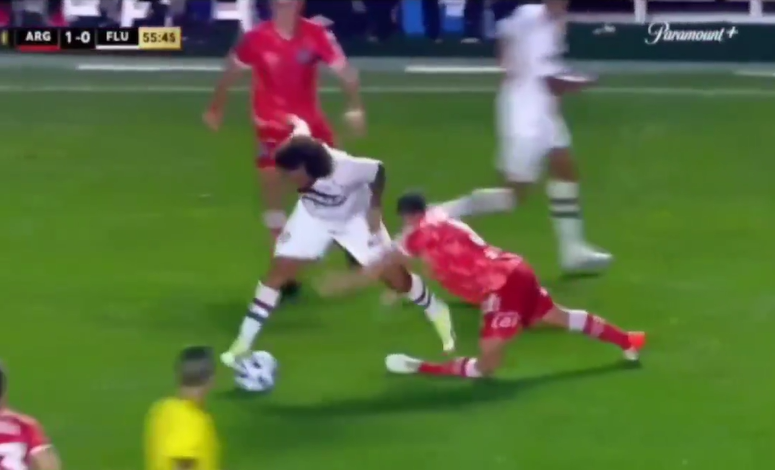 Vídeo: Sem querer, jogador Marcelo acaba quebrando a perna de jogador argentino