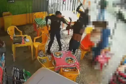 VÍDEO - Mulher joga pedra em guardas municipais e é contida com golpes de cassetete na frente do Mercado Modelo, em Salvador