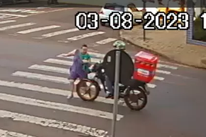 VÍDEO: Mulher de 58 anos é atropelada por motoboy ao tentar atravessar rua na faixa de pedestre