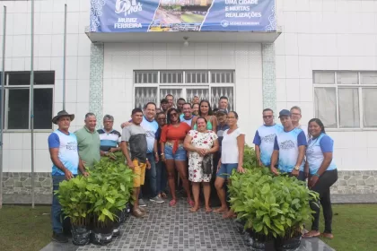 NO DIA DO AGRICULTOR, PREFEITURA DE MUNIZ FERREIRA ENTREGA 10 MIL MUDAS DE CACAU PARA PEQUENOS PRODUTORES