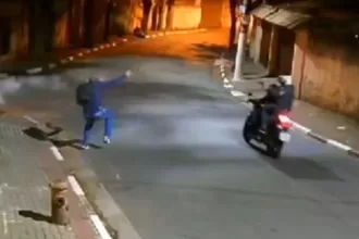 Vídeo: Homem desvia de 4 tiros e sai ileso após dupla de criminosos realizarem disparos