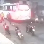 Motociclistas atacam ônibus e disparam rojões contra passageiros em Fortaleza.