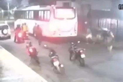 Motociclistas atacam ônibus e disparam rojões contra passageiros em Fortaleza.