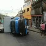 Tragédia em Salvador: Caminhão carregado de café perde controle, bate em poste, tomba e mata homem prensado que compraria pão