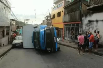 Tragédia em Salvador: Caminhão carregado de café perde controle, bate em poste, tomba e mata homem prensado que compraria pão