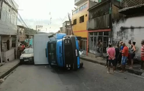 Tragédia em Salvador: Caminhão carregado de café perde controle, bate em poste, tomba e mata homem prensado que compraria pão