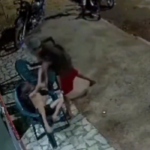 VÍDEO: Criança de 5 anos é assaltada em frente a própria casa, tendo celular roubado por criminosos