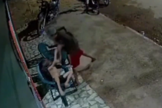 VÍDEO: Criança de 5 anos é assaltada em frente a própria casa, tendo celular roubado por criminosos