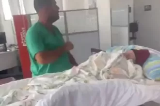 Vídeo: Filho se revolta ao ter que levar mãe de 93 anos acamada ao banco para prova de vida do INSS: "É um absurdo", diz ele