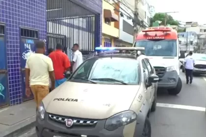 Homem armado invade unidade de saúde em Salvador e baleia casal