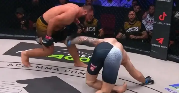 Lesão chocante abala o MMA Russo: Joelho de lutador acaba 'dobrando' no octógono.