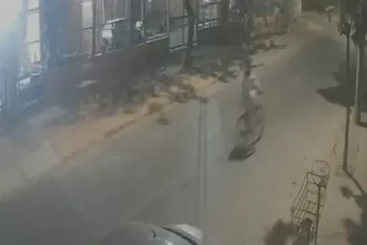 VÍDEO: Mulher cai da bicicleta após passal mal, morre e é roubada em BH