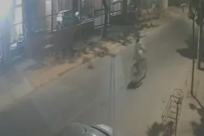 VÍDEO: Mulher cai da bicicleta após passal mal, morre e é roubada em BH