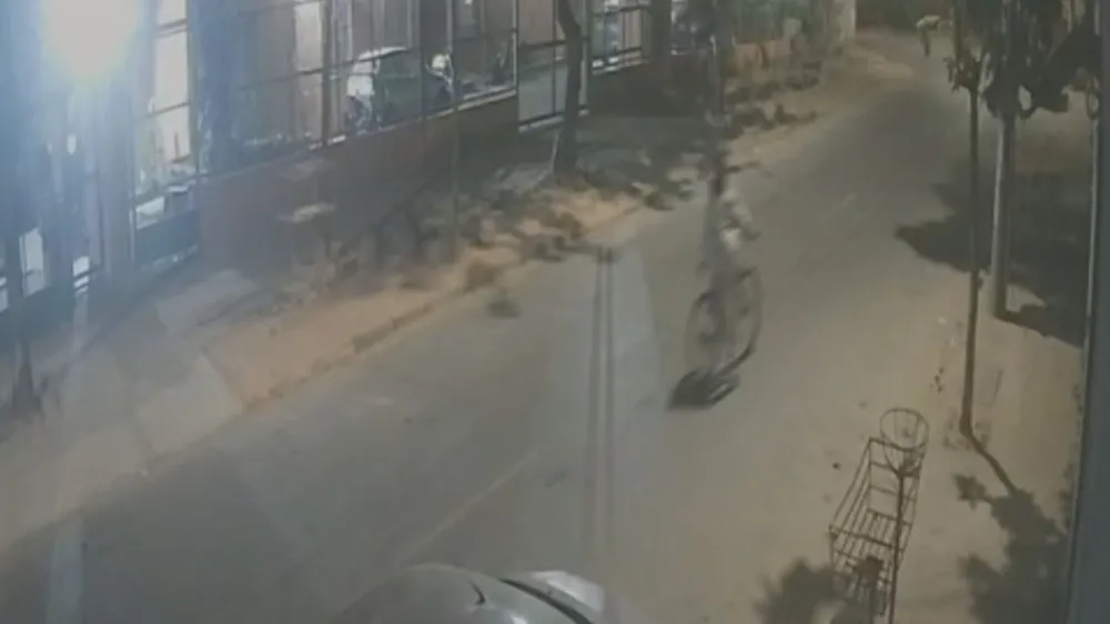 VÍDEO: Mulher cai da bicicleta após passal mal, morre e é roubada em BH