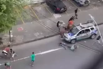 VÍDEO: Viatura da PM atropela homens que brigavam no meio da rua em Recife