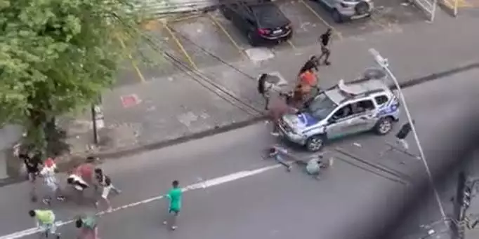 VÍDEO: Viatura da PM atropela homens que brigavam no meio da rua em Recife