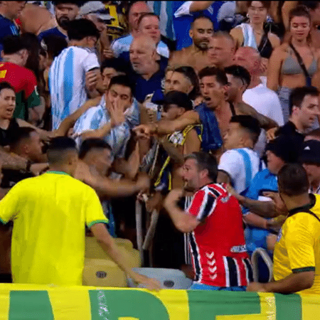 Confusão na torcida atrasa jogo entre Brasil e Argentina no Maracanã