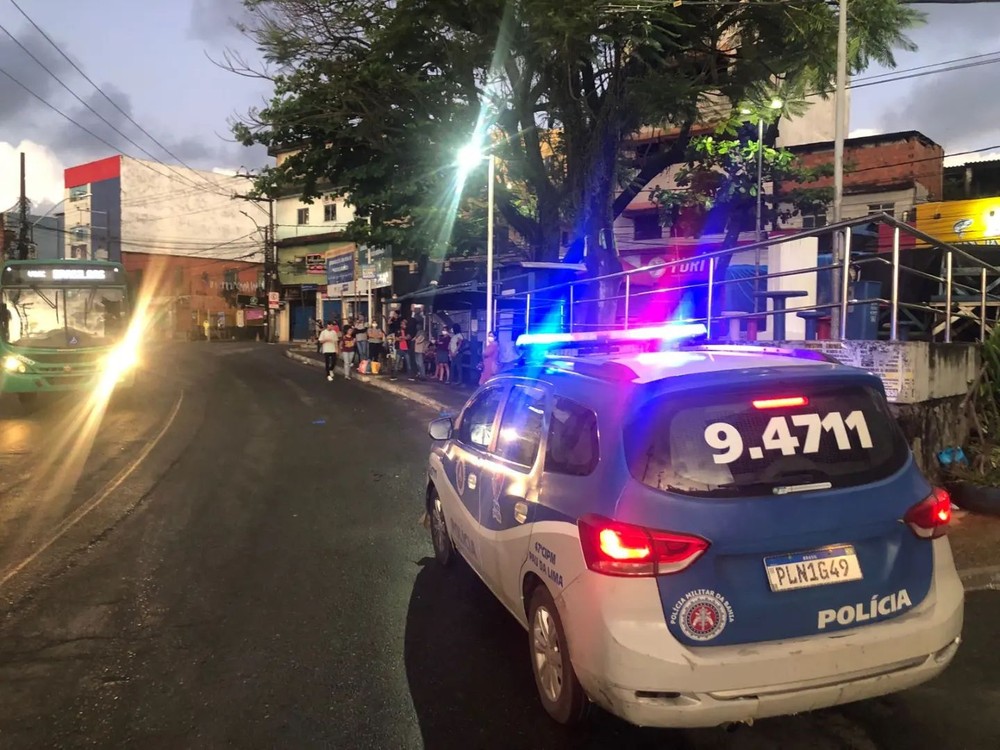 Corpo de homem com mãos amarradas e marcas de tiros é encontrado no bairro Pau da Lima, em Salvador
