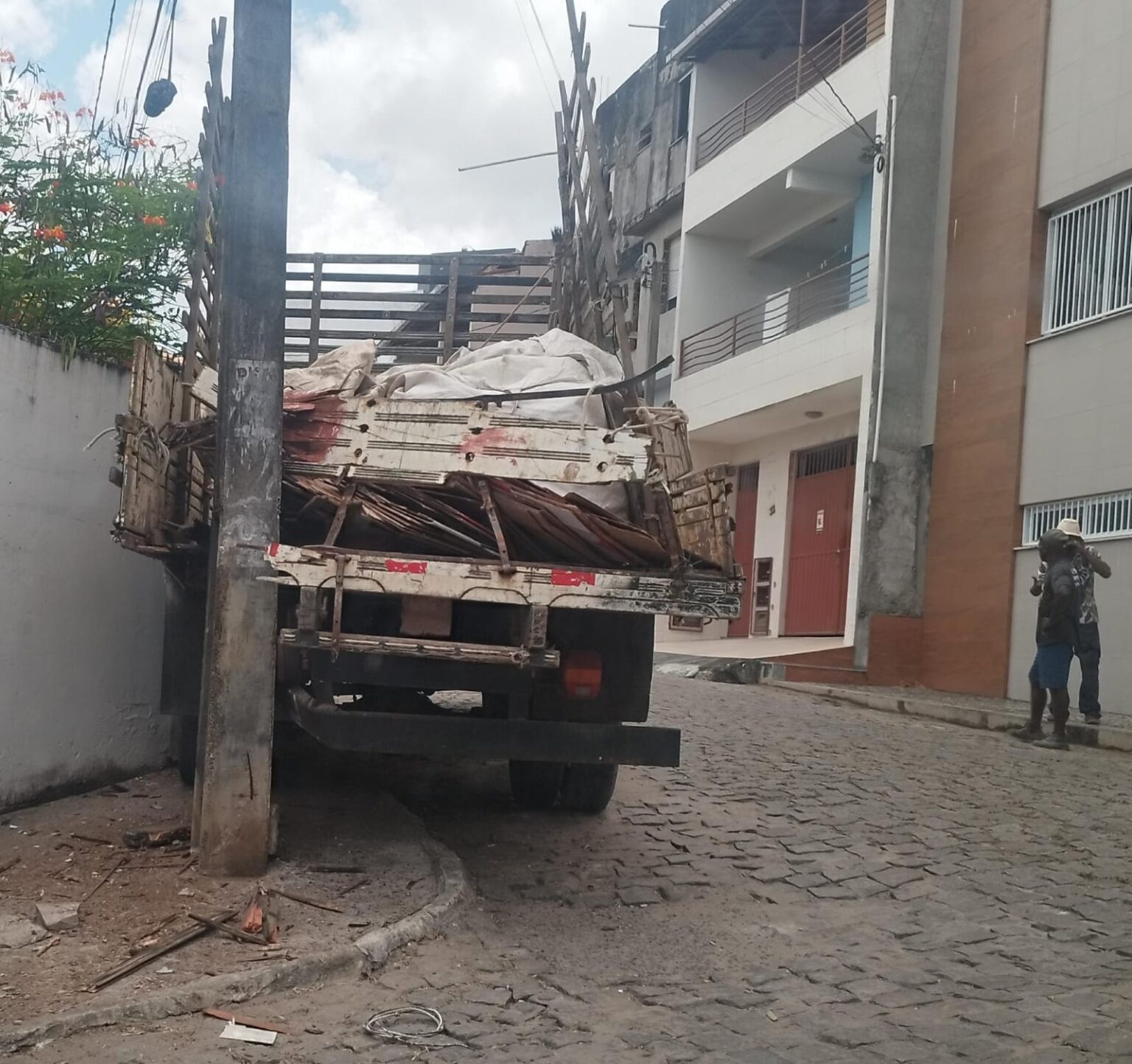 motorista joga caminhão em muro para evitar que ele colidisse em residência durante acidente – Blog do Valente