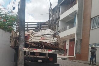 motorista joga caminhão em muro para evitar que ele colidisse em residência durante acidente – Blog do Valente