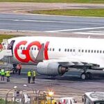 Avião fica preso na pista de aeroporto após asfalto afundar