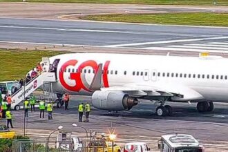 Avião fica preso na pista de aeroporto após asfalto afundar