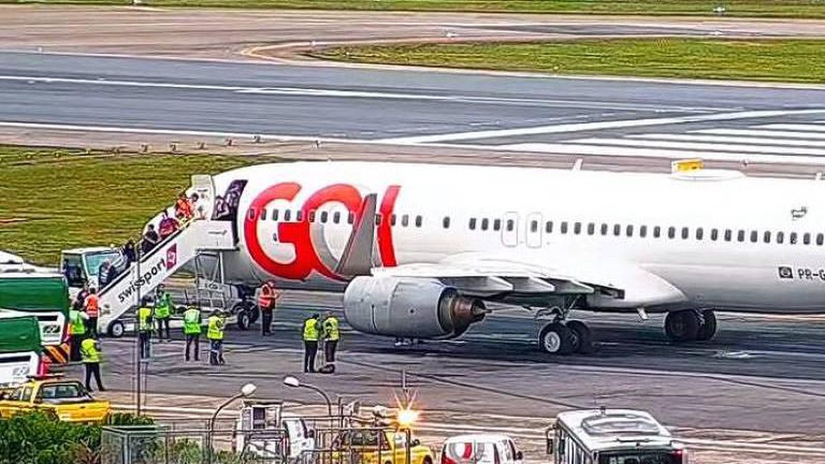 Avião fica preso na pista de aeroporto após asfalto afundar