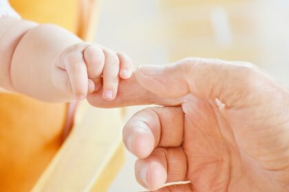 Bebê é internado após ser estrangulado pelo cabelo da mãe enquanto dormia