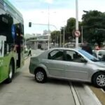 Carro invade faixa exclusiva e colide com ônibus do BRT