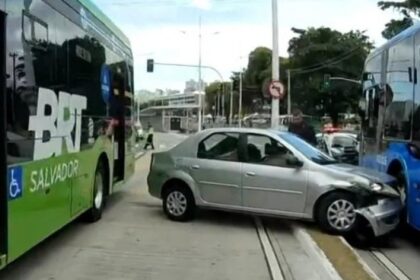 Carro invade faixa exclusiva e colide com ônibus do BRT