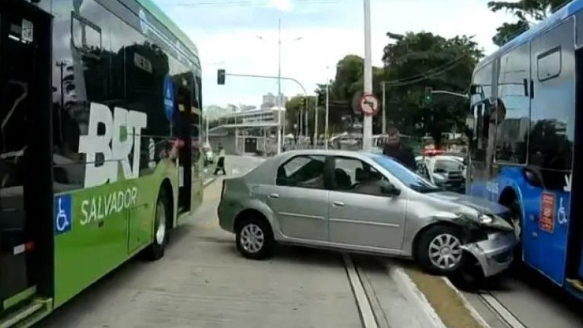 Carro invade faixa exclusiva e colide com ônibus do BRT