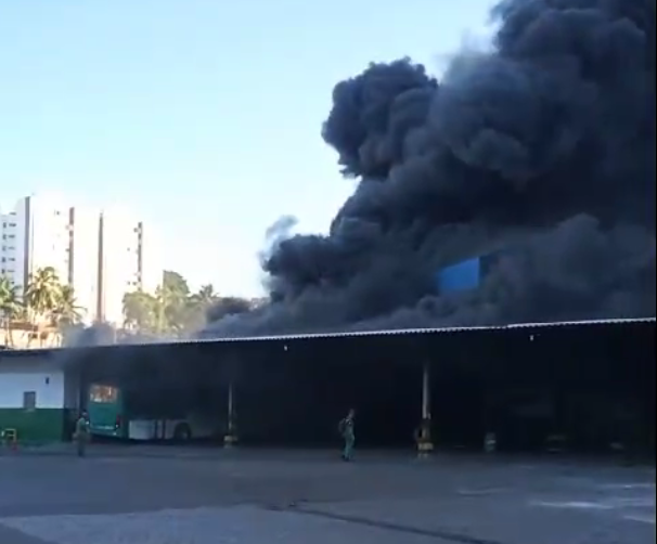 Incêndio atinge garagem de ônibus da Integra em Salvador