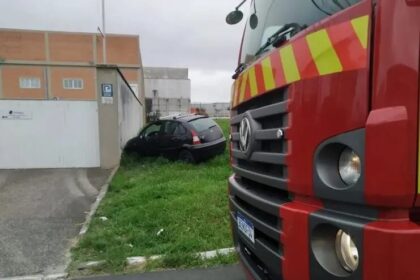 Motorista com sinais de embriaguez tira soneca após batida e é acordado pelos bombeiros