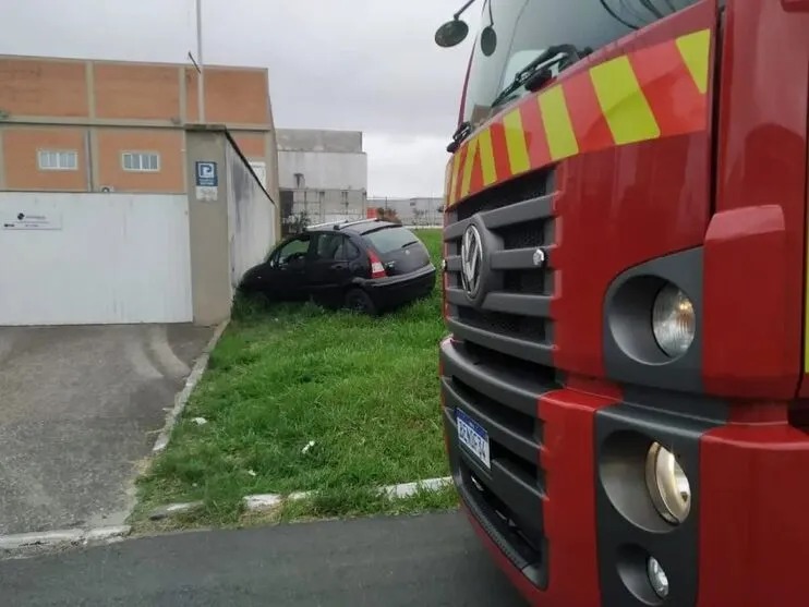 Motorista com sinais de embriaguez tira soneca após batida e é acordado pelos bombeiros