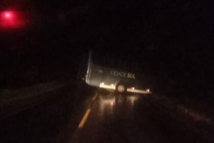 Ônibus da Cidade Sol se envolve em acidente em Vera Cruz na noite desta quarta