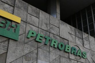 Petrobras derruba 6% de preço médio de querosene de aviação