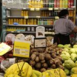 Preço de alimentos e juros contribuíram para frear inflação em 2023