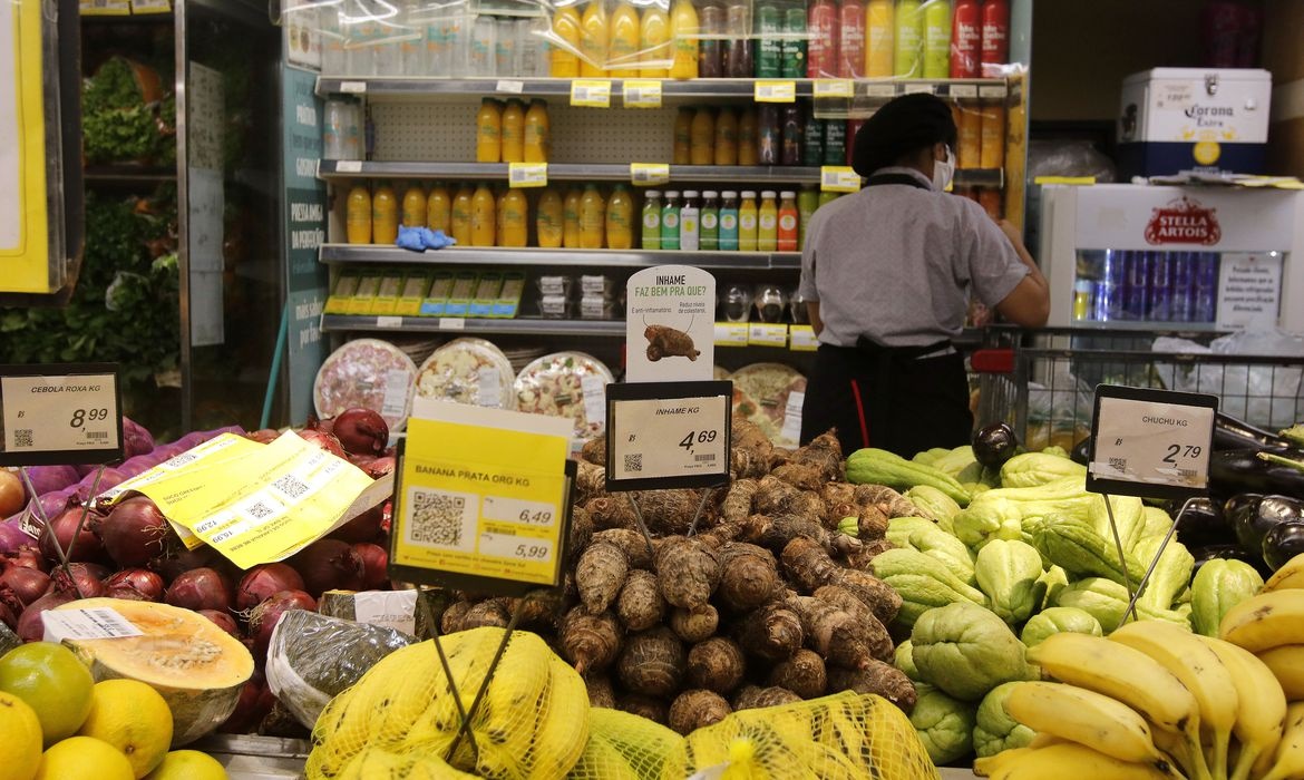 Preço de alimentos e juros contribuíram para frear inflação em 2023