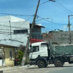 SAJ: Caminhão bate em poste e moradores pedem providências