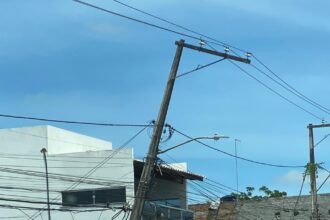 SAJ: Caminhão bate em poste e moradores pedem providências