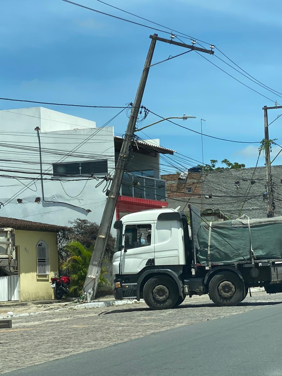 SAJ: Caminhão bate em poste e moradores pedem providências