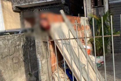 Homem é decapitado e tem cabeça enfiada em portão, no Bairro São Marcos, em Salvador