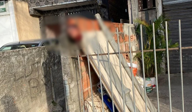 Homem é decapitado e tem cabeça enfiada em portão, no Bairro São Marcos, em Salvador