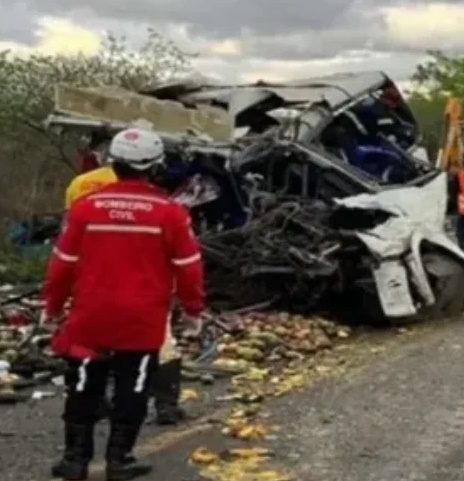 Agerba diz que ônibus que sofreu acidente na BR-324 estava regular; 25 pessoas morreram