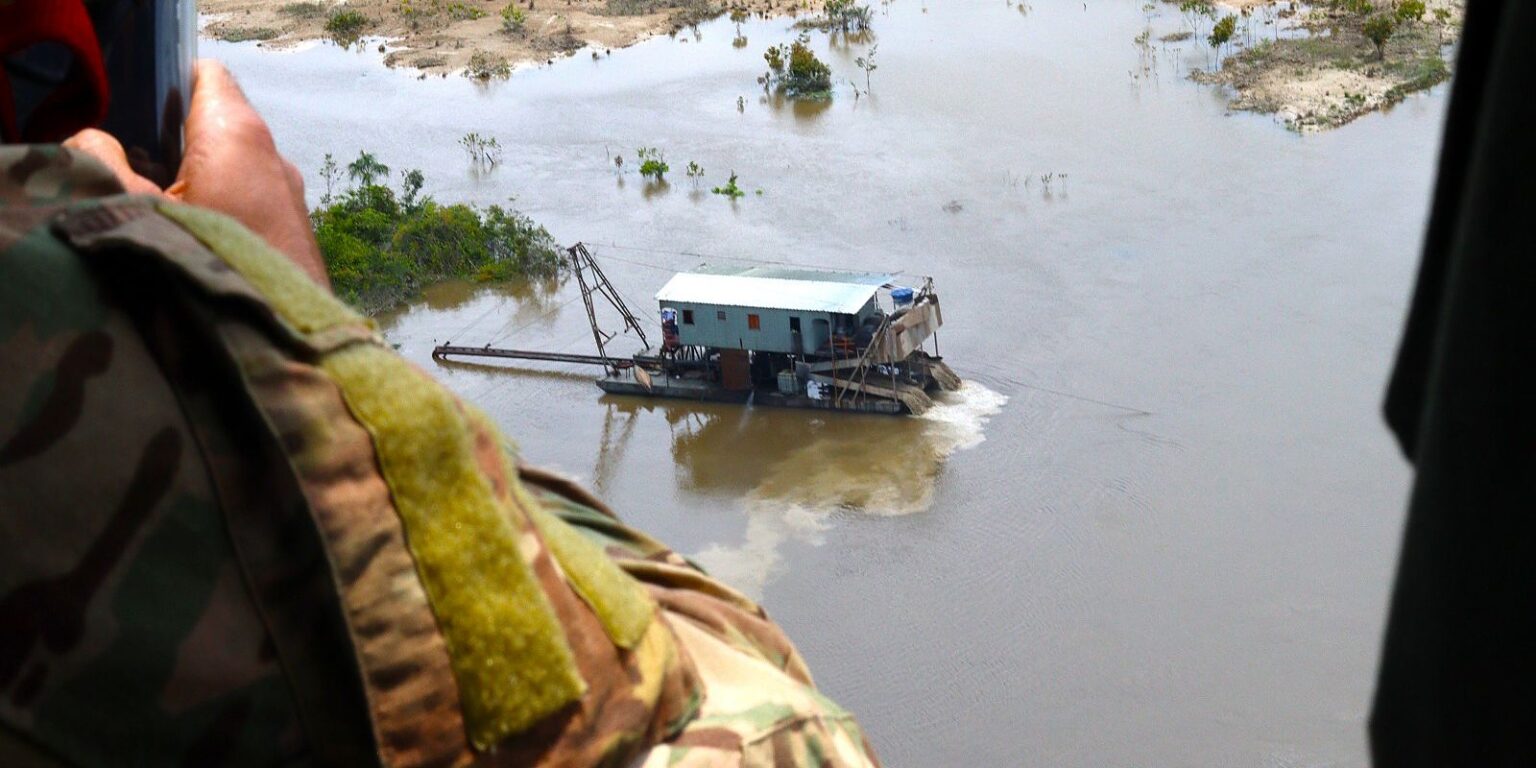 Aviões ilegais entram diariamente no Território Yanomami