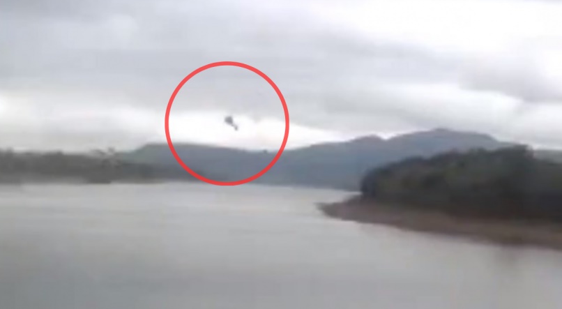 Helicóptero com quatro pessoas cai em lago, em Minas Gerais