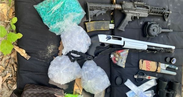 PM apreende armas brancas e de fogo em Vera Cruz