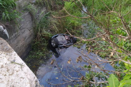 SAJ: Uma pessoa morre em após carro cair de ponte na BR-101; carro ficou submerso