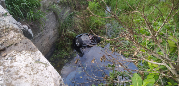 SAJ: Uma pessoa morre em após carro cair de ponte na BR-101; carro ficou submerso