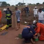 Van estoura pneu e capota na BR-410, entre Tucano e Ribeira de Pombal: dois passageiros foram arremessados para fora do veículo